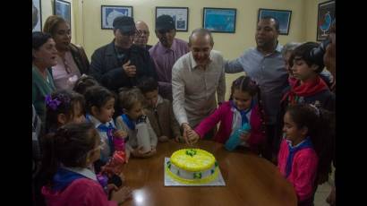 Junto a pioneros de la escuela primaria Frank País, del proyecto Mi trazo con dedeté, cortamos el pastel festejando el aniversario 57 de nuestra publicación.