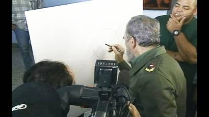 Fidel y Kcho bromearon en la academia de artes plásticas de Manzanillo.