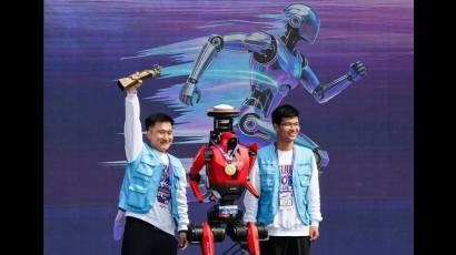 El modelo Lightning cruzó la meta primero que los miles de corredores inscritos en la Beijing E-Town Half Marathon 2026.