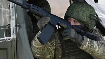 Soldado de Rusia en posición de combate