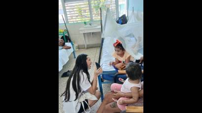 Los estudiantes llegan con su alegría hasta la sala de hemodiálisis del hospital infantil.  Los jóvenes no solo llevan su formación y contenidos técnicos a los centros hospitalarios, sino también ofrecen arte, intercambian en las salas y conectan con los pacientes.
