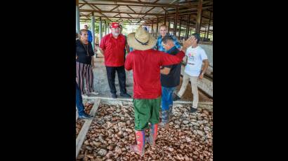 El miembro del Buró Político y primer ministro, Manuel Marrero Cruz, en visita a la finca D´M@rySeT.