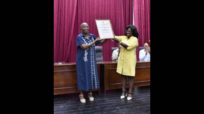 Fátima Paterson, valoró el nuevo galardón como un impulso para continuar trabajando con más ahínco y profunda entrega por la cultura santiaguera.