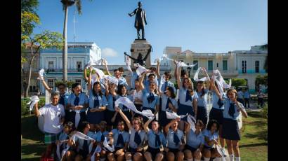 Los estudiantes de 12mo. grado del Instituto Preuniversitario Vocacional de Ciencias Exactas Carlos Marx, en Matanzas, recibieron la bandera al contingente de graduados, correspondiente al actual curso docente.