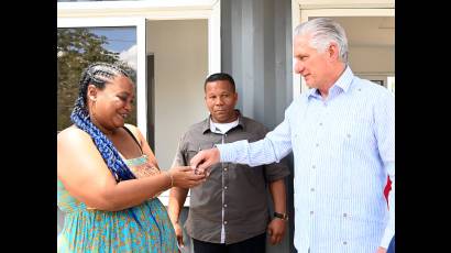 El Primer Secretario del Comité Central del Partido y Presidente de la República, Miguel Díaz-Canel Bermúdez, asistó a la entrega de las viviendas.