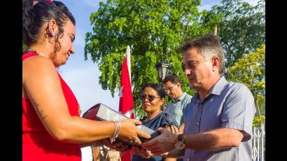Mario Sabines Lorenzo, primer secretario del Partido en Matanzas, recibe libro de firmas por la Patria