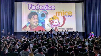 Niños, adolescentes y jóvenes acompañaron desde el cine La Rampa la inauguración de la 5ta. Muestra Internacional de Cine Educativo.