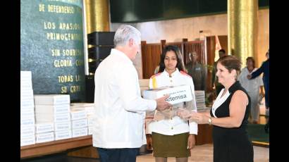 Una muesta documental de las firmas fue entregada a Miguel Díaz-Canel.