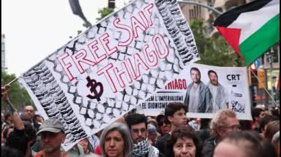 Personas se reúnen frente a la oficina de la Comisión Europea en Barcelona en apoyo a los activistas Saif Abu Keshek y Thiago Avila