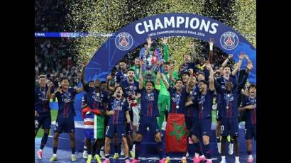 El PSG levanta al cielo de Budapest su segunda UEFA Champions League consecutiva.