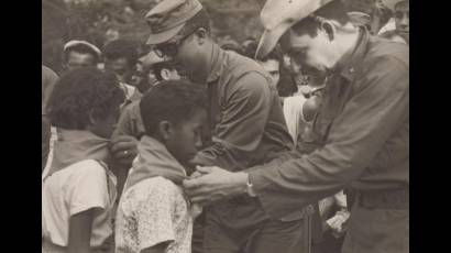 Raúl Castro entrega pañoletas a pioneros