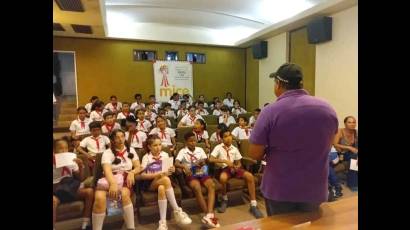 Momento de encuentro entre jóvenes y especialistas en las sesiones de la Mice.