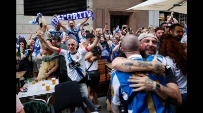 Las calles de Galicia celebran el ascenso del Deportivo La Coruña a primera división.