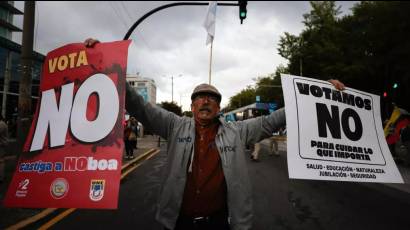 Manifestante en contra del referéndum en Ecuador, convocado por el presidente Daniel Noboa, en noviembre de 2025