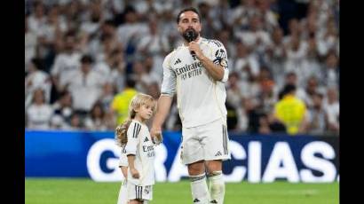 Dani Carvajal, acompañado de sus hijas pequeñas, se dirige por última vez a la afición del Real Madrid.