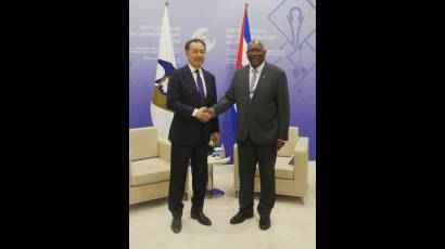 Vicepresidente cubano Salvador Valdés Mesa junto al presidente del Consejo Económico Euroasiático, Bakytzhan Sagintayev
