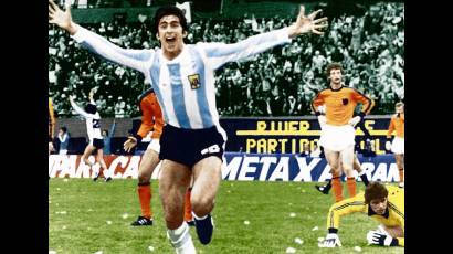 Mario Alberto Kempes celebra con algarabía el gol que le da a Argentina su primer título mundialista