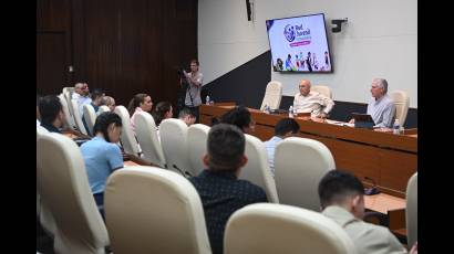 El Primer Secretario del Comité Central del Partido Comunista de Cuba y Presidente de la República, Miguel Díaz-Canel Bermúdez, en reunión de trabajo con dirigentes de la UJC para evaluar los resultados de la Red Juvenil Comunitaria.