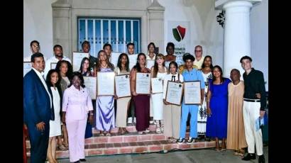 Los graduados integrales generales recibieron su título y el reconocimiento de manos de la máxima dirección de la provincia y la UO.