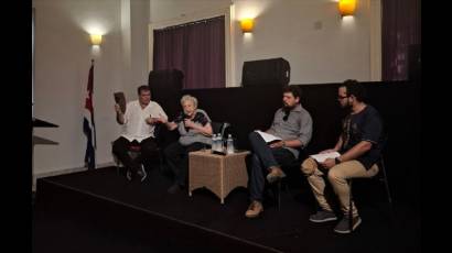 El panel estuvo moderado por Omar Valiño Cedré, director de la Biblioteca Nacional José Martí, e integrado por la doctora Isabel Monal, pedagoga, fundadora y antigua directora del Teatro Nacional; Michel Torres Corona, licenciado en Derecho y presentador del espacio televisivo Con Filo; y Ernesto Teuma, profesor e investigador.