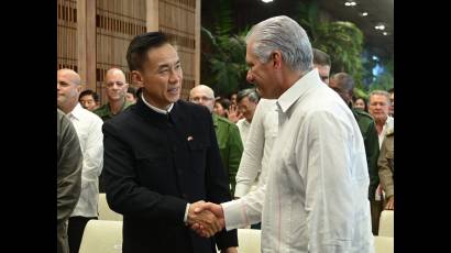 Hua Xin, embajador extraordinario y plenipotenciario de la República Popular China en Cuba, y Miguel Díaz-Canel Bermúdez en el acto por el aniversario 105 de la fundación del Partido Comunista de China.