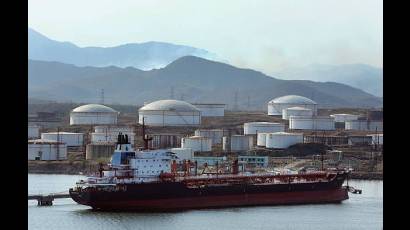 Buque petrolero en la Bahía de Matanzas Cuba