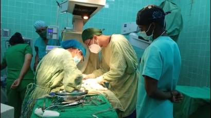 En el salón de operaciones comparten experiencia y juventud. Pese a las dificultades se operan todos los casos con patologías que comprometen la vida.