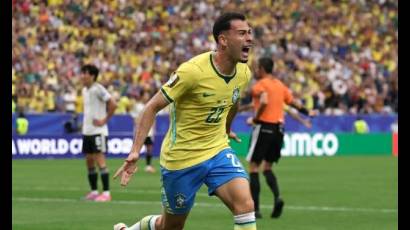 Gabriel Martinelli marca sobre la hora el gol que le da a Brasil el boleto a los octavos de final.