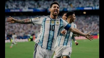 Lionel Messi marcó un histórico hat trick para sentenciar la victoria inicial de Argentina en este mundial.