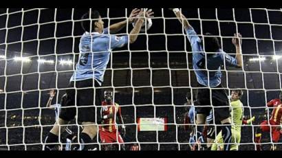 Luis Suárez bloquea con sus manos el gol que le daba el pase a Ghana a las semifinales de la Copa Mundial de Fútbol Sudáfrica 2010.