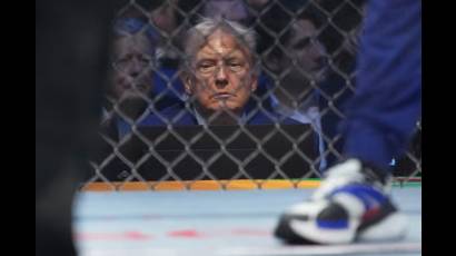 El presidente Donald Trump observa al evento UFC Freedom 250, con el que celebró en los jardines de la Casa Blanca su cumpleaños 80.