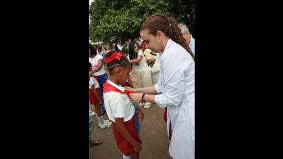 Dejando atrás la categoría de Moncadistas, miles de escolares por toda Cuba recibieron, este 14 de junio, las pañoletas rojas que marcan su paso de nivel dentro de la Organización de Pioneros José Martí