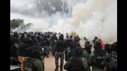 Fuerzas policiacas reprimen a los manifestantes bolivianos que bloquean carreteras en San Julian, junio 2026.