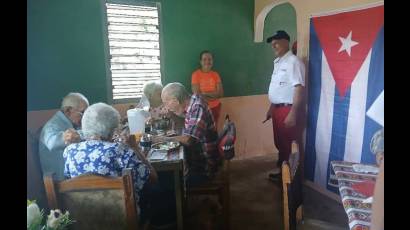 Gran parte de los beneficiados son adultos mayores con limitaciones para elaborar sus alimentos. Foto: Tomada de la página en Facebook de la Dirección Provincial de Trabajo y Seguridad Social de Pinar del Río
