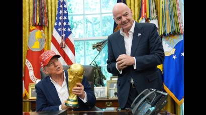 Donald Trump recibe un trofeo de manos de Gianni Infantino