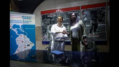 Dalia Henry, presidenta de la Federación Cubana de baloncesto, firmó el acuerdo por la parte antillana.