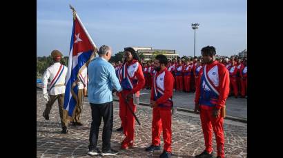 El Presidente Miguel Díaz-Canel Bermúdez entregó la bandera que acompañara a la delegación cubana a los 25tos. Juegos Centroamericanos y del Caribe.