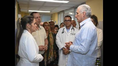 En diálogo con directivos y trabajadores del popularmente conocido como Clínico de 26
