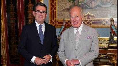 El rey Carlos III de Gran Bretaña posa con el primer ministro entrante, Andy Burnham.