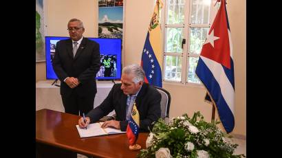 Díaz-Canel firma libro de condolencias por terremotos en Venezuela