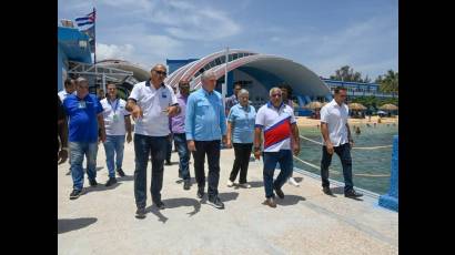 Presidente cubano recorrió instalaciones del círculo social.