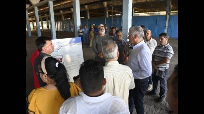 Presidente cubano visita entidades industriales enclavadas en el municipio capitalino de Habana del Este