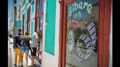 El Festival Internacional de Cine Pobre de Gibara surgió en abril de 2003, creado por el destacado cineasta cubano Humberto Solás como una plataforma para promover la creatividad, la justicia cultural y el cine de bajo presupuesto.