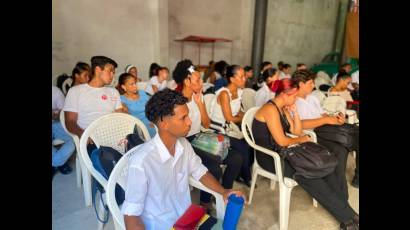 Comunidad y jóvenes del proyecto escuchan los testimonios sobre rehabilitación en Voces de vida.
