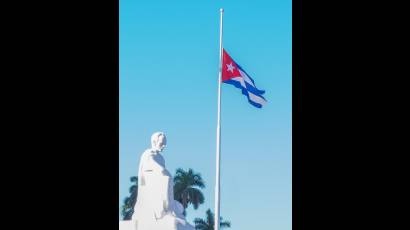 Durante la vigencia del Duelo Oficial, la Bandera de la Estrella Solitaria se iza a media asta en los edificios públicos e instituciones militares.
