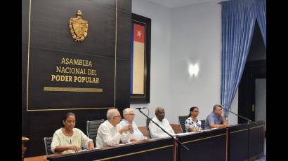 Análisis y debate sobre proyectos de ley «Código de Trabajo» y «De Organización de la Administración Central del Estado»