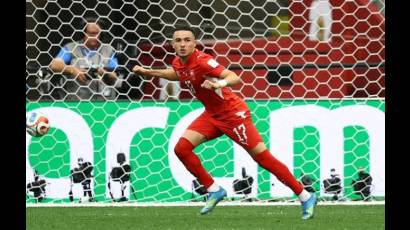 Ruben Vargas marcó el penal definitivo para el éxito suizo en la tanda de penales contra Colombia.