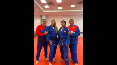 Sheyla y Ariagna (al centro) son las representantes de Cuba en Brasil. Foto: Página en Facebook de Esfaar Cerro Pelado.