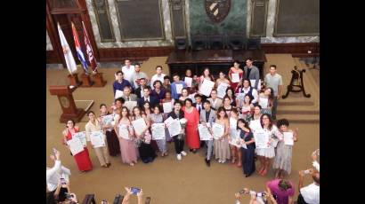 Decenas de jóvenes de distintas facultades recibieron las distinciones que reconocen su intachable accionar y contribución social y educativa