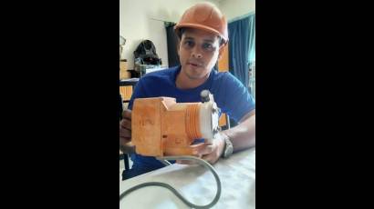 El ingeniero Industrial Eneas González Ondarza exhibe con orgullo una dosificadora de la planta de ósmosis, luego del desarme minucioso de la bobina.